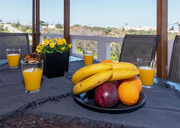 Bona\'S Guest House